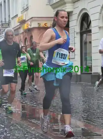 Kristina läuft ins Ziel ein